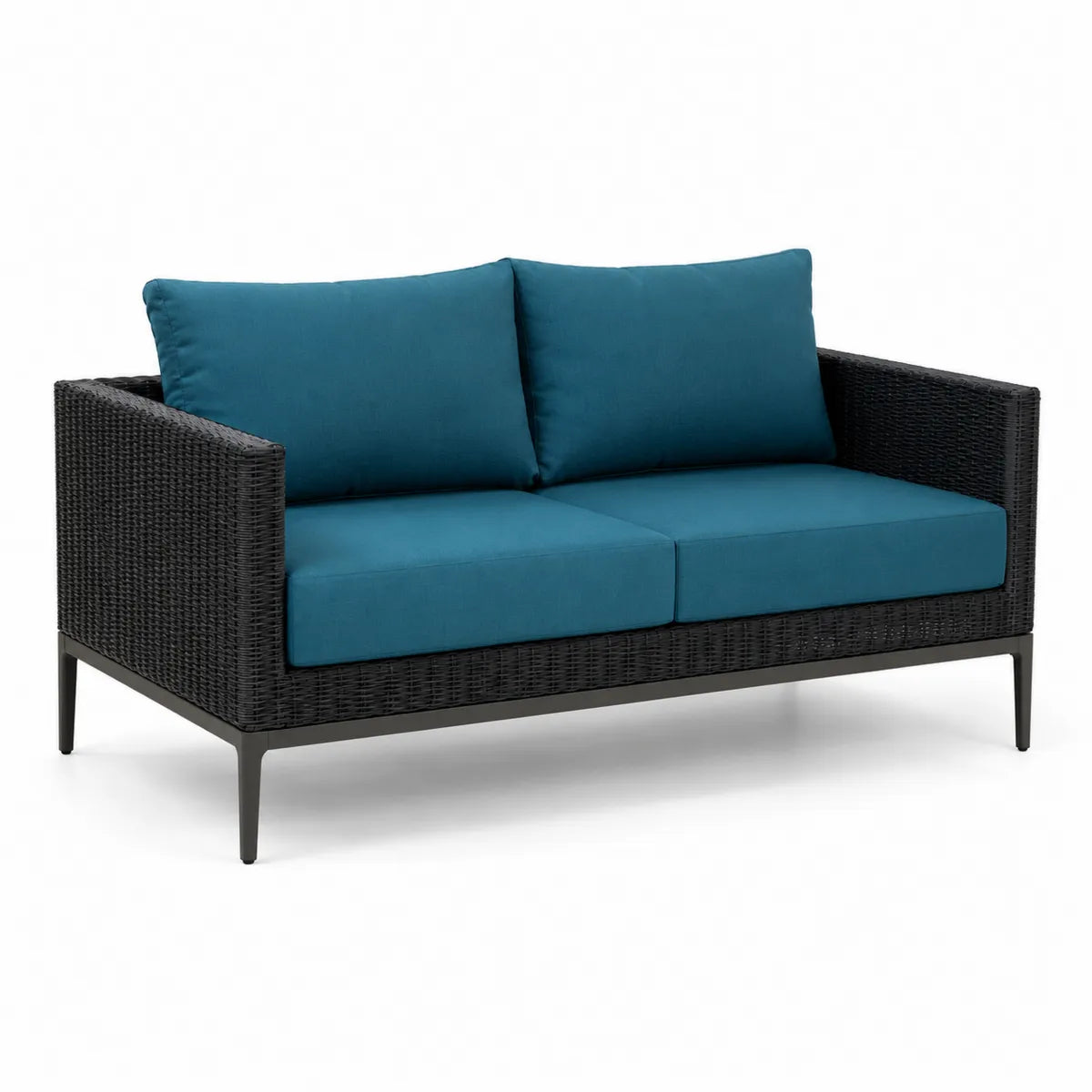 Sofa dwuosobowa z technorattanu z niebieskimi poduszkami