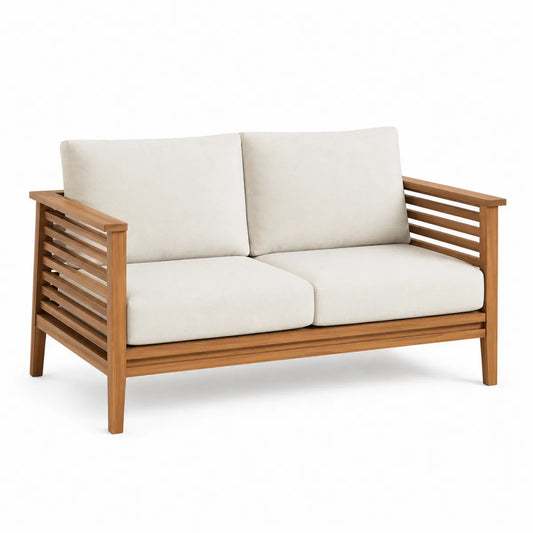 Sofa dwuosobowa z drewna akacjowego z kremowymi poduszkami