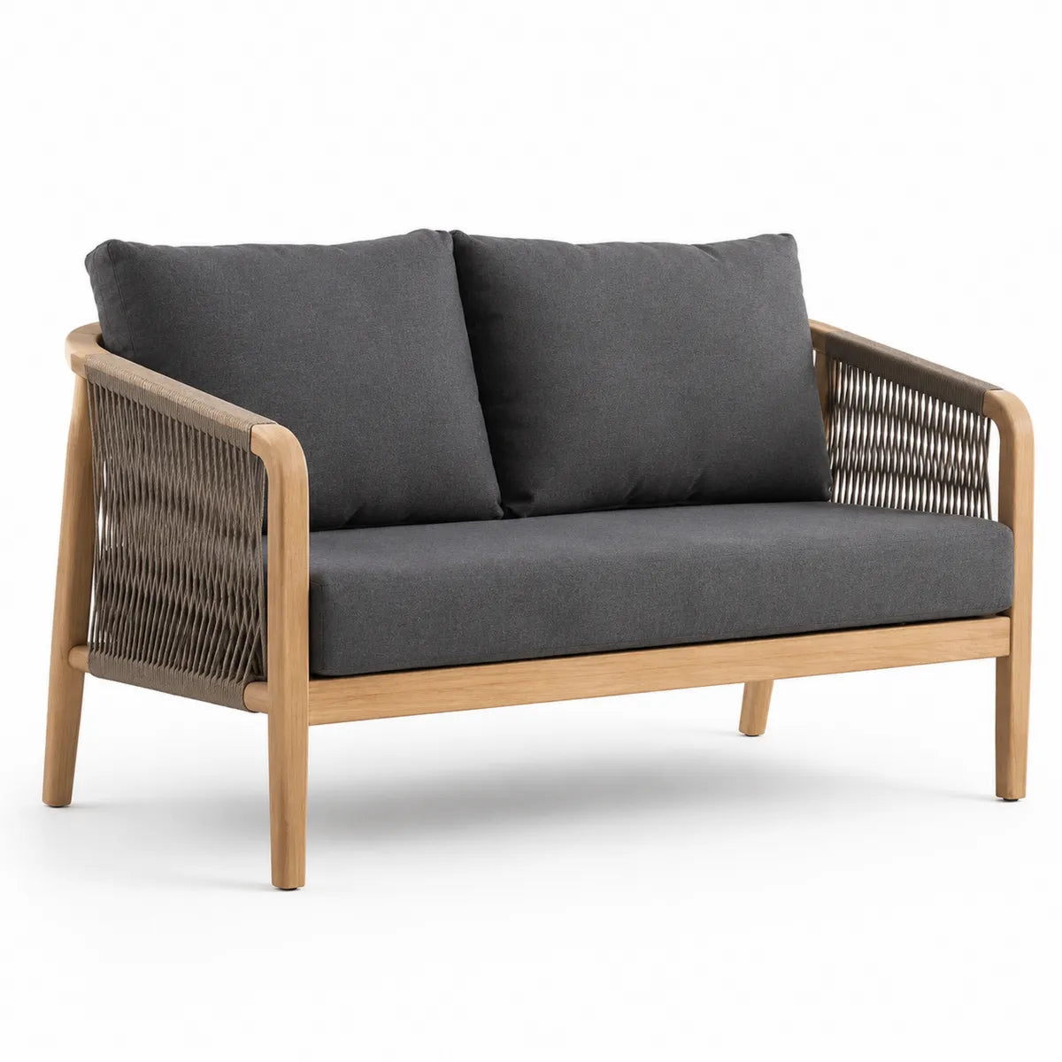 Sofa ogrodowa dwuosobowa z drewnianą ramą i szarymi poduszkami