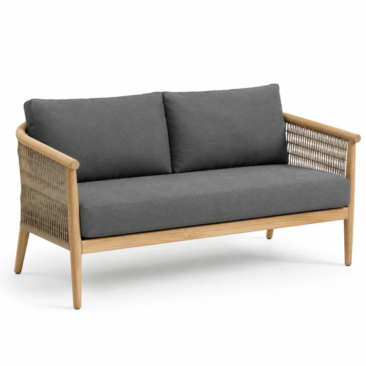 Sofa drewniana z szarymi poduszkami