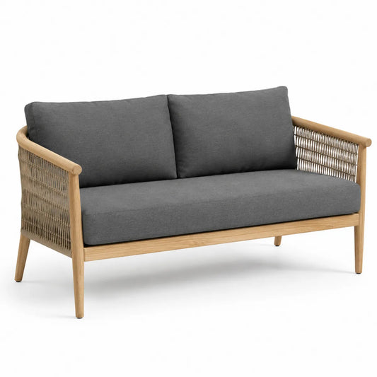 Sofa drewniana z szarymi poduszkami