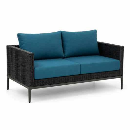 Sofa dwuosobowa z technorattanu z niebieskimi poduszkami