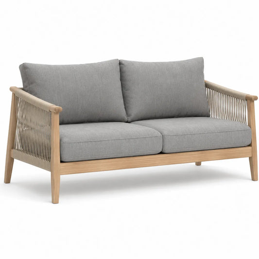 Dwuosobowa sofa z drewna tekowego z szarymi poduszkami