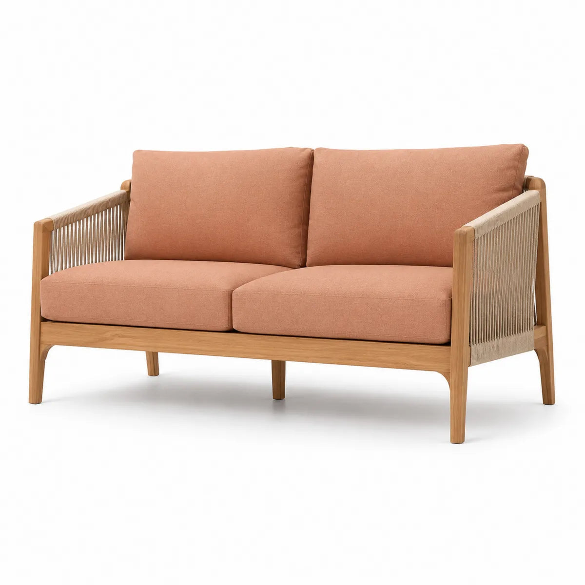 Dwuosobowa sofa drewniana z pomarańczowymi poduszkami